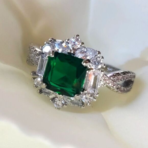 Deep Green 1.5 Ct Halo Emerald & White Baguette Diamond Cocktail Ring 925 Silver - Picture 5 of 6